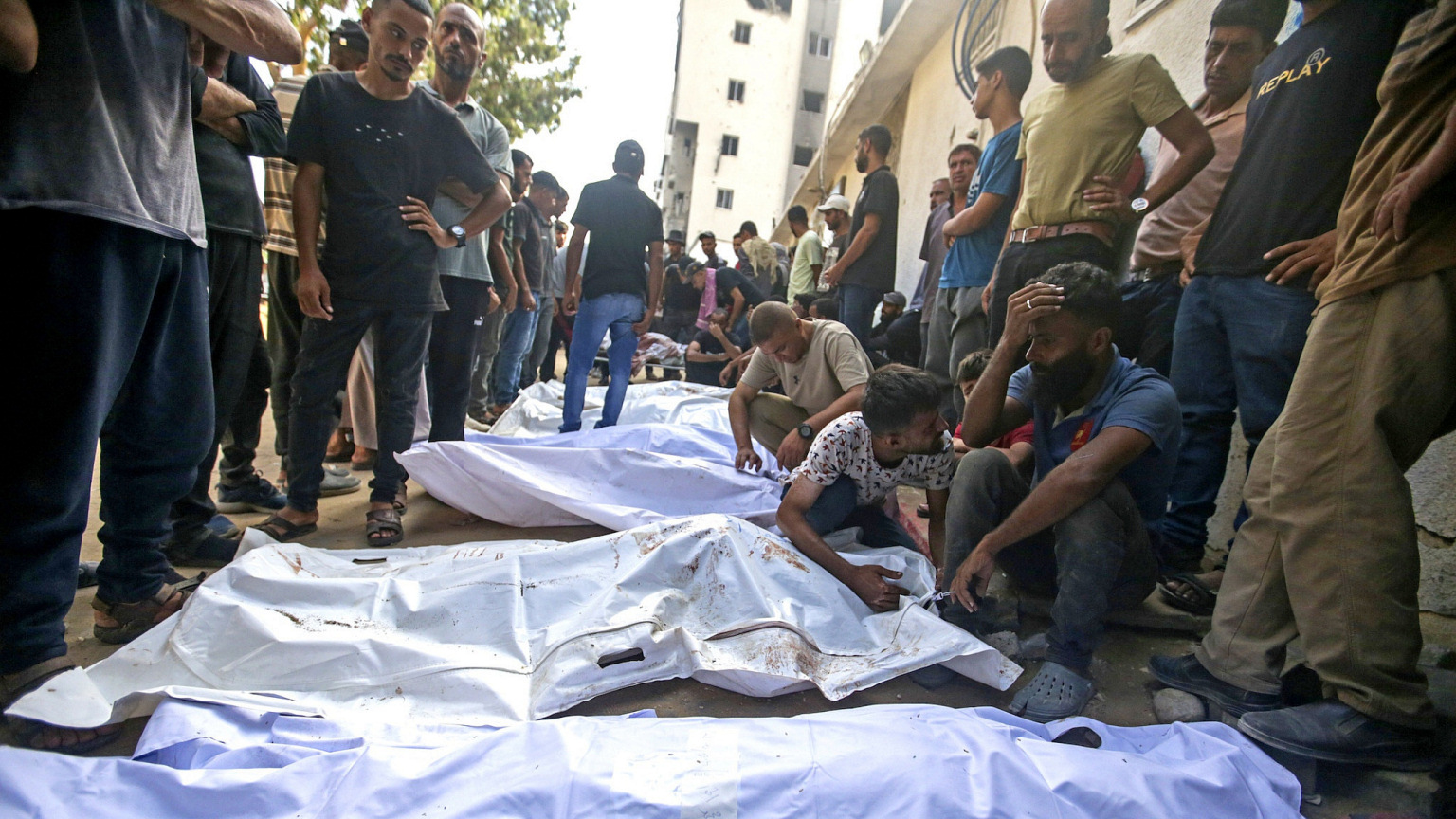 Palestinians mourn loved ones killed in an Israeli attack while waiting for humanitarian aid, at Al-Shifa Hospital, Gaza City, August 21, 2025. (Yousef Zaanoun/Activestills)