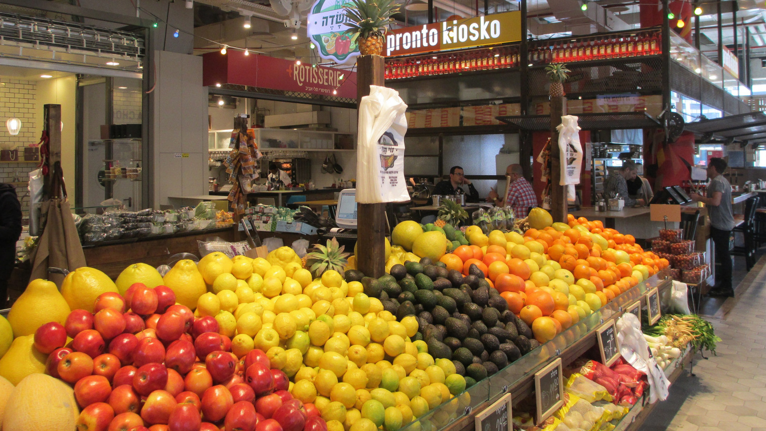 Tzafon (north) market in Tel Aviv – Dr. Avishai Teicher Pikiwiki Israel (CC BY 2.5) – 1536x864px Tzafon (north) market in Tel Aviv